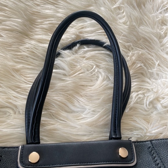 Black gold hardware square tote bag purse handbag elegant cheek shoulder bag - Picture 4 of 16